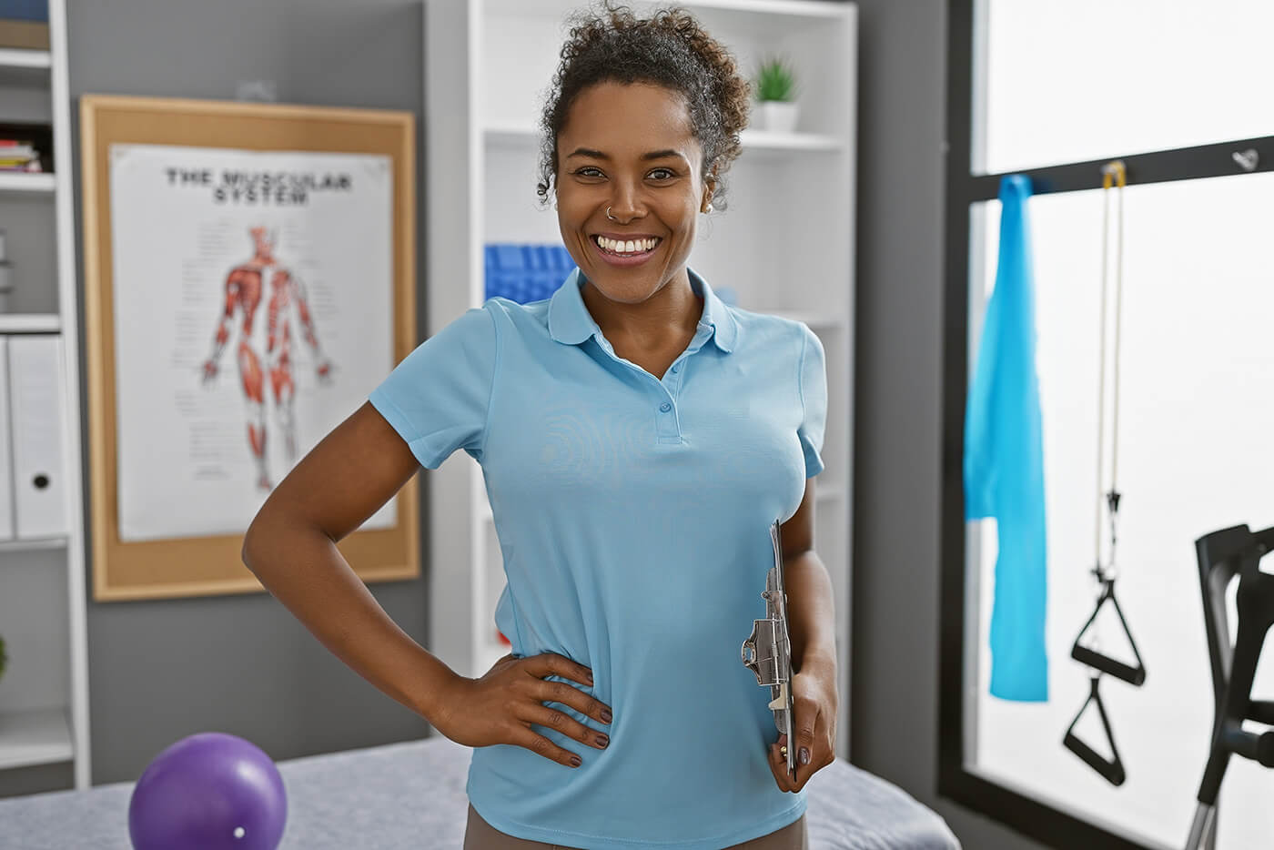 Eine Frau steht in einem Raum einer Physiotherapie-Einrichtung.