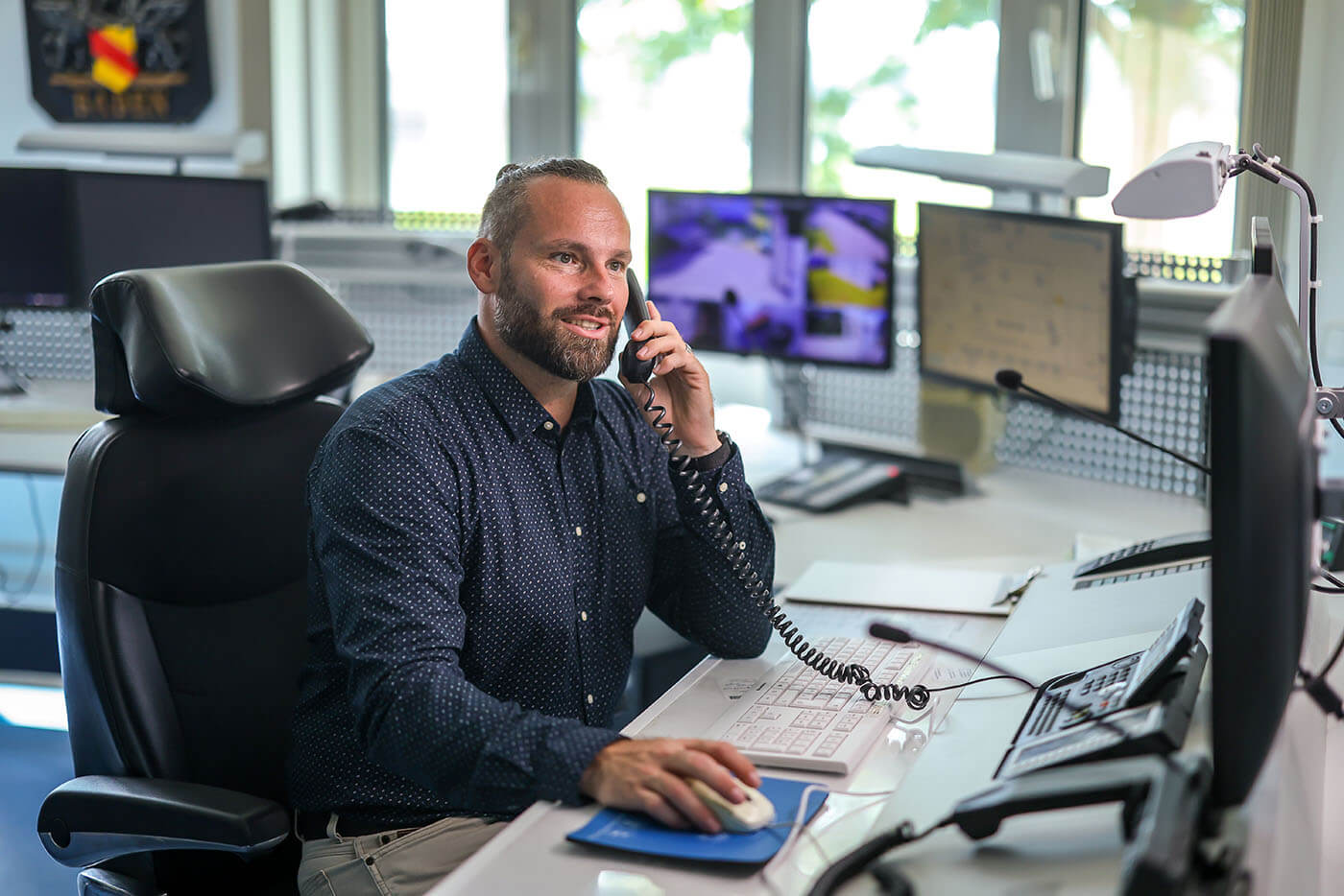 Butz in der Einsatzzentrale am Telefon