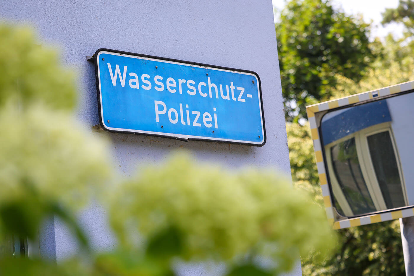 Schild an einer Außenwand, Aufschrift "Wasserschutz-Polizei"