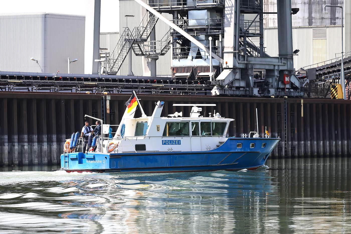 Polizeiboot fährt durch den Karlsruher Hafen