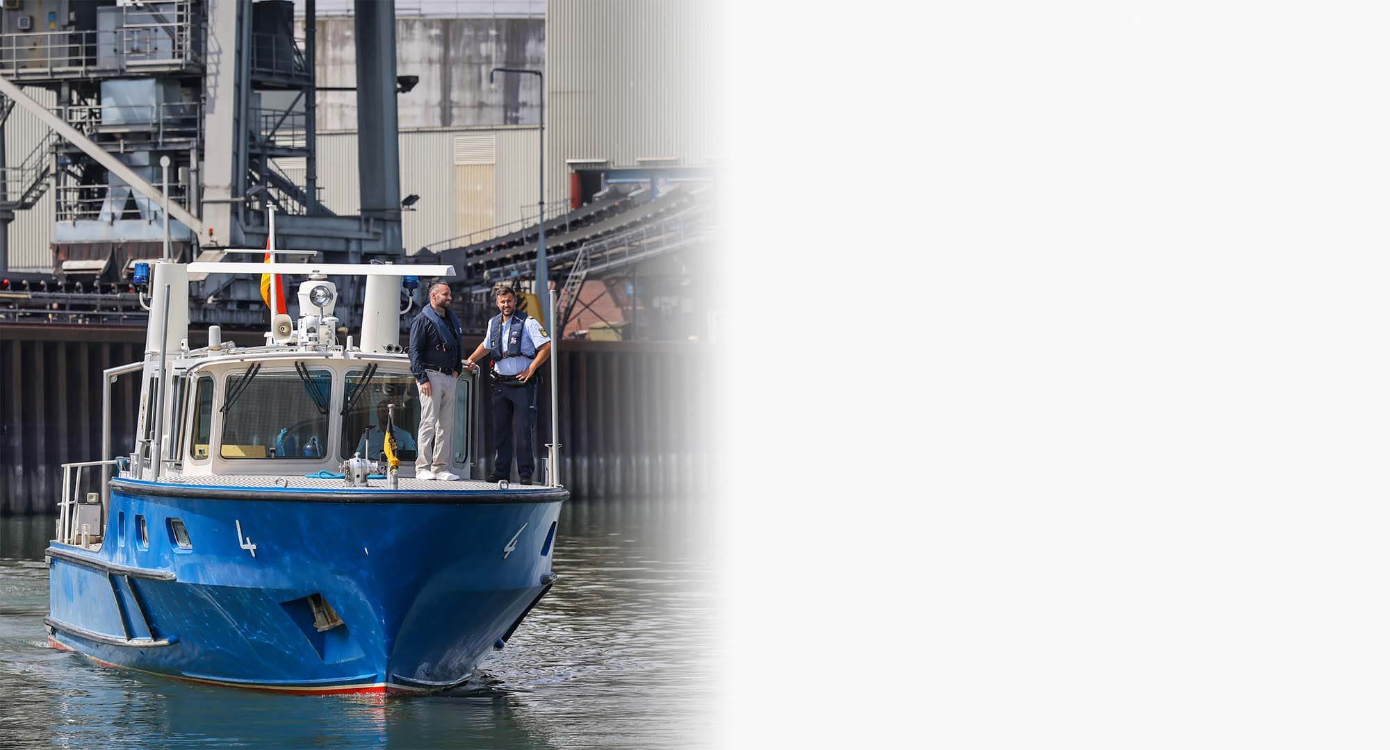 Ein Polizeischiff fährt durch den Hafen.