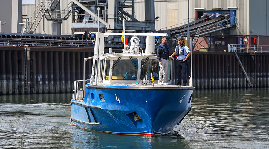 ein Polizeiboot fährt durch den Hafen