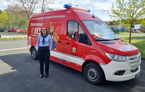 Sophie Corpataux vor einem Feuerwehrfahrzeug