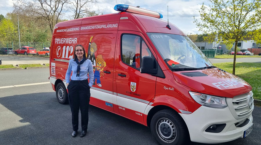 Sophie Corpataux vor einem Feuerwehrauto