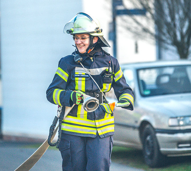 Sophie Corpataux in Feuerwehrkleidung