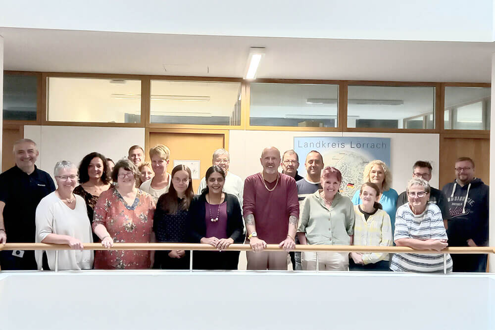 Gruppenfoto mit Netzwerkmitgliedern im Treppenhaus eines Gebäudes.