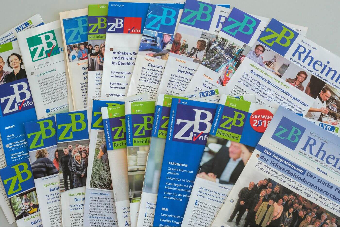 Auf einem Tischen liegen aufgefächerte Zeitschriften verschiedener Jahrgänge. Der Titel ist "ZB Rheinland".