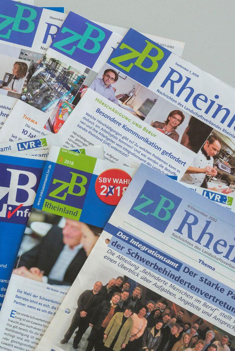 Auf einem Tischen liegen aufgefächerte Zeitschriften verschiedener Jahrgänge. Der Titel ist "ZB Rheinland".