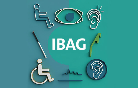 Das Bild zeigt den Schriftzug „IBAG“ in der Mitte, vor einem zweigeteilten Hintergrund in Blau- und Grüntönen. Rund um das Logo sind Symbole für Barrierefreiheit angeordnet. Die Symbole sind in einem minimalistischen 3D-Stil gehalten.