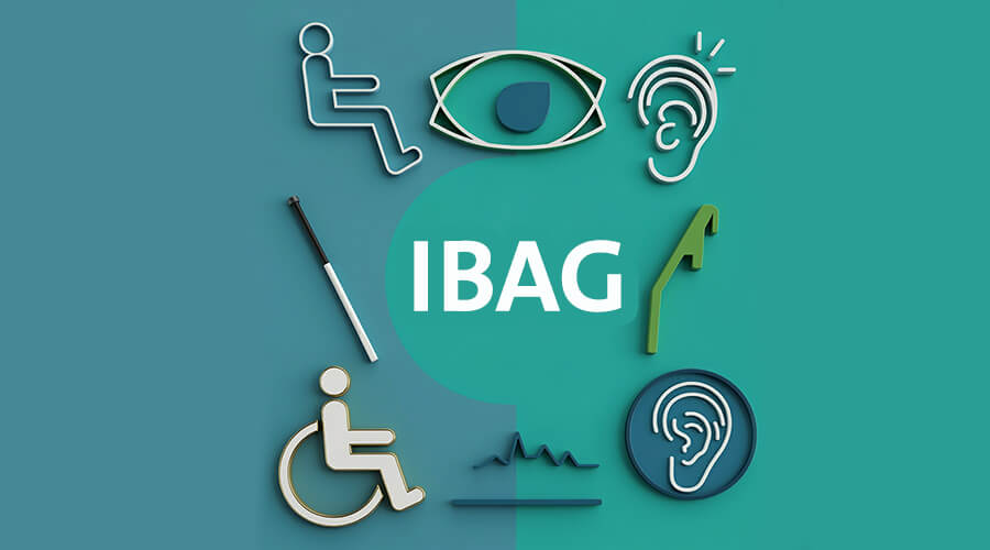 Das Bild zeigt den Schriftzug „IBAG“ in der Mitte, vor einem zweigeteilten Hintergrund in Blau- und Grüntönen. Rund um das Logo sind Symbole für Barrierefreiheit angeordnet. Die Symbole sind in einem minimalistischen 3D-Stil gehalten.