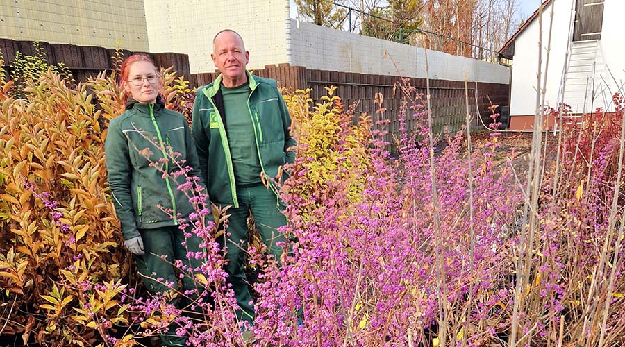 Eine Mitarbeiterin und der Chef der Gärtnerei Nickel stehen in einem Blumenbeet