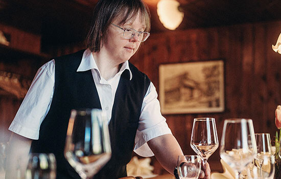 Himmelreich Kellnerin | © Eine Kellnerin deckt den Tisch.